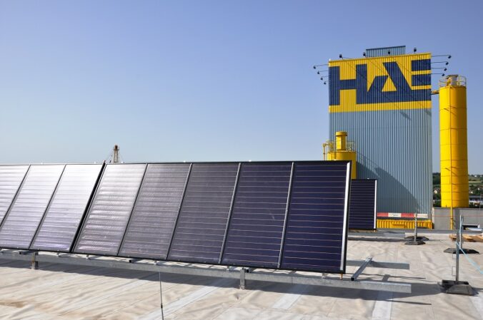 Zu sehen ist eine Solarthermie Anlage für die Prozesswärme beim Betonfertigteilhersteller Habau.