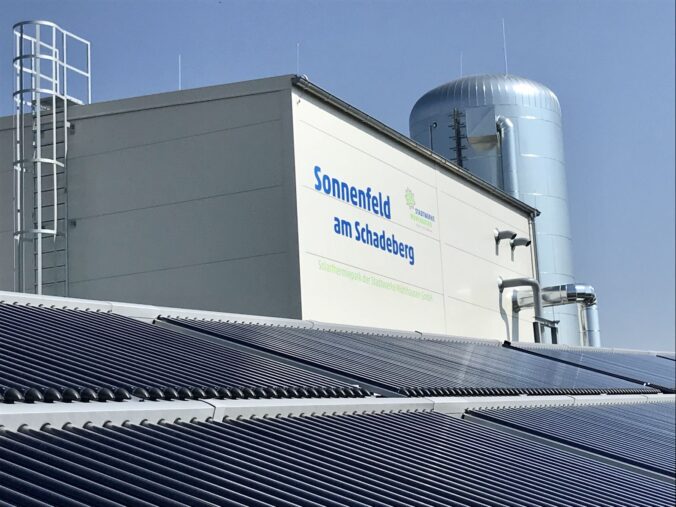 Die Solarthermie-Anlage speist CO2-freie Wärme in das Fernwärmenetz der Stadtwerke Mühlhausen ein.