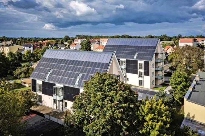 Im Winter 2021 konnten die ersten Mieter in die energieautarken Mehrfamilienhäuser in Oranienburg einziehen.